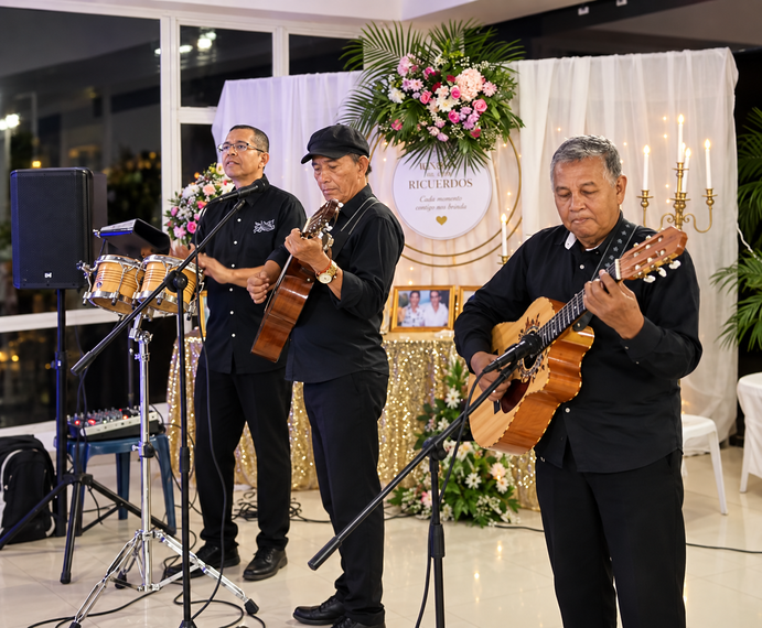 Trío Musical Caribe: los tres integrantes en el escenario, vestidos de traje negro